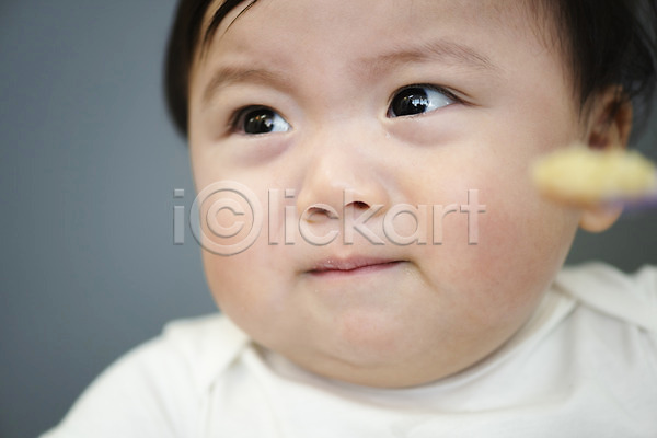 귀여움 보호 성장 짜증 남자 남자아기한명만 아기 한국인 한명 JPG 근접촬영 앞모습 포토 먹기 상반신 숟가락 스튜디오촬영 실내 이유식