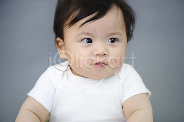 귀여움 보호 성장 남자 남자아기한명만 아기 한국인 한명 JPG 근접촬영 앞모습 포토 먹기 상반신 스튜디오촬영 실내 이유식