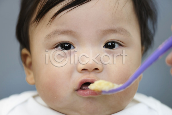 귀여움 보호 성장 남자 남자아기한명만 아기 한국인 한명 JPG 근접촬영 앞모습 포토 먹기 숟가락 스튜디오촬영 실내 얼굴 이유식
