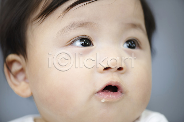 귀여움 보호 성장 남자 남자아기한명만 아기 한국인 한명 JPG 근접촬영 앞모습 포토 먹기 스튜디오촬영 실내 얼굴 이유식