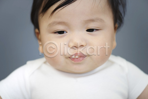 귀여움 보호 성장 남자 남자아기한명만 아기 한국인 한명 JPG 근접촬영 앞모습 포토 먹기 스튜디오촬영 실내 얼굴 이유식