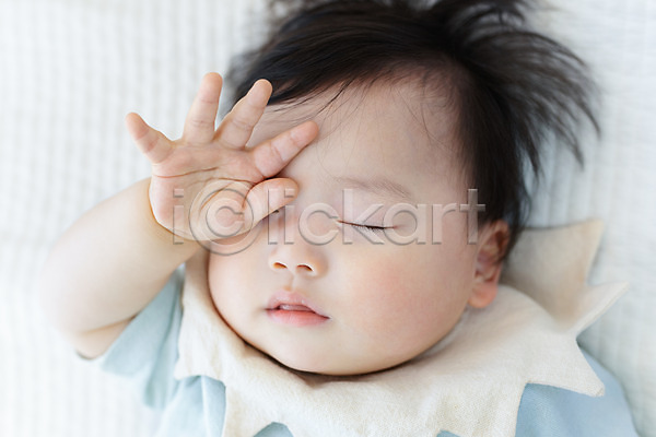 귀여움 보호 성장 편안함 남자 남자아기한명만 아기 한국인 한명 JPG 근접촬영 앞모습 포토 낮잠 눈가림 눈감음 눕기 스튜디오촬영 실내 얼굴 잠