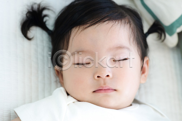 귀여움 보호 성장 편안함 아기 여자 여자아기한명만 한국인 한명 JPG 근접촬영 앞모습 포토 낮잠 눈감음 눕기 상반신 스튜디오촬영 실내 잠