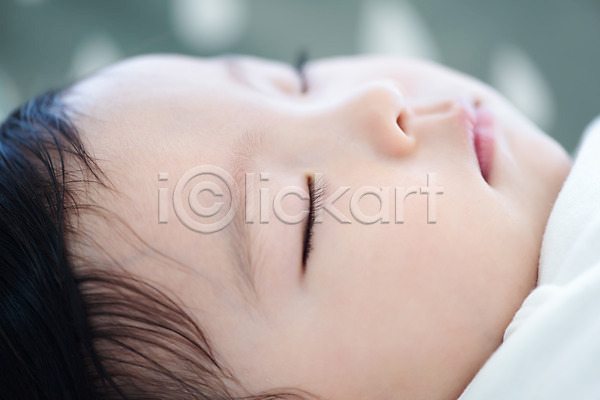 귀여움 보호 성장 편안함 아기 여자 여자아기한명만 한국인 한명 JPG 근접촬영 포토 낮잠 눈감음 스튜디오촬영 실내 얼굴 잠