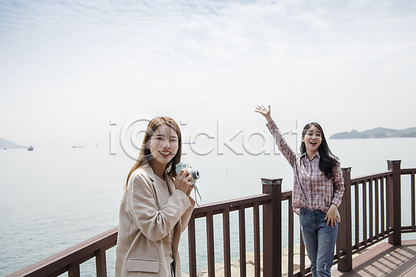 우정 즐거움 20대 두명 성인 성인여자만 여자 한국인 JPG 앞모습 옆모습 포토 관광지 국내여행 맑음 미소(표정) 바다 봄 봄여행 상반신 서기 손들기 야외 여수 여행 오동도 우먼라이프 주간 친구 폴라로이드
