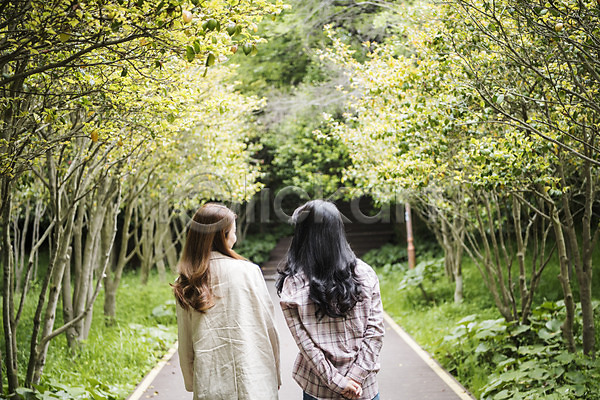 우정 즐거움 20대 두명 성인 성인여자만 여자 한국인 JPG 뒷모습 포토 관광지 국내여행 봄 봄여행 상반신 서기 숲길 야외 여수 여행 오동도 우먼라이프 주간 친구