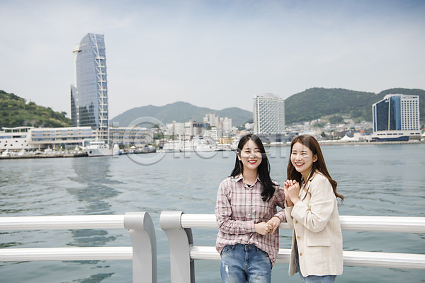 우정 즐거움 20대 두명 성인 성인여자만 여자 한국인 JPG 앞모습 포토 관광지 국내여행 다리(건축물) 바다 봄 봄여행 상반신 서기 야외 여수 여행 오동도 우먼라이프 주간 친구