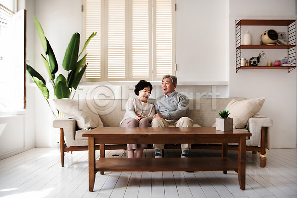 믿음 사랑 행복 60대 70대 남자 노년 노인만 두명 사람 여자 한국인 JPG 앞모습 포토 거실 노부부 동반자 부부 부부라이프 소파 실내 실버(노인) 실버라이프 앉기 애정표현 전신 집안 커플