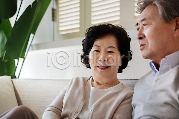 믿음 사랑 60대 70대 남자 노년 노인만 두명 사람 여자 한국인 JPG 앞모습 포토 거실 노부부 동반자 미소(표정) 부부 부부라이프 상반신 실내 실버(노인) 실버라이프 앉기 애정표현 집안 커플