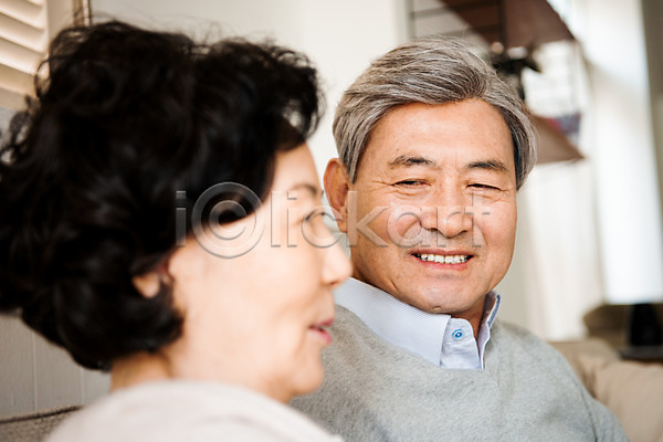 사랑 행복 60대 70대 남자 노년 노인만 두명 사람 여자 한국인 JPG 근접촬영 포토 거실 노부부 대화 동반자 미소(표정) 부부 부부라이프 상반신 실내 실버(노인) 실버라이프 애정표현 얼굴 응시 잉꼬부부 집안 표정
