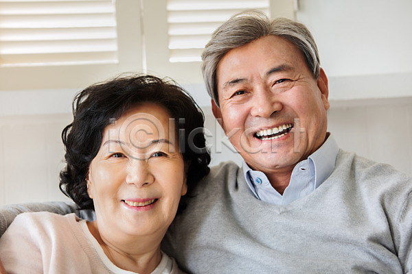 사랑 행복 60대 70대 남자 노년 노인만 두명 사람 여자 한국인 JPG 앞모습 포토 거실 노부부 미소(표정) 부부 부부라이프 사진촬영 상반신 스킨십 실내 실버(노인) 실버라이프 어깨동무 응시 잉꼬부부 집안