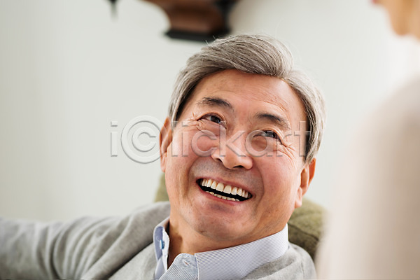 믿음 여유 즐거움 행복 60대 70대 남자 노년 노인만 두명 사람 여자 한국인 JPG 포토 거실 노부부 미소(표정) 부부 부부라이프 상반신 실내 실버(노인) 실버라이프 얼굴 올려보기 집안 표정