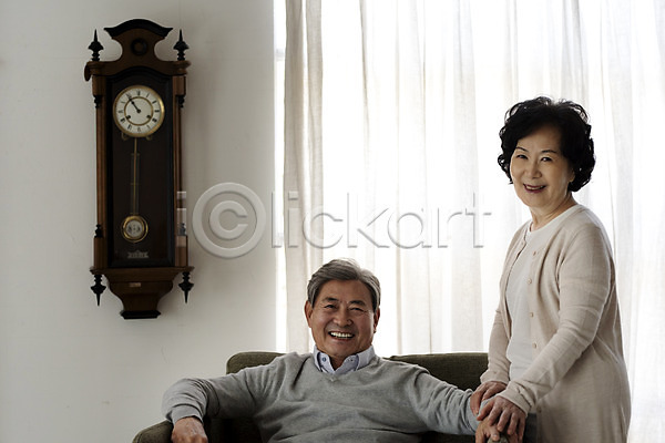 즐거움 행복 60대 70대 남자 노년 노인만 두명 사람 여자 한국인 JPG 앞모습 포토 거실 노부부 동반자 미소(표정) 부부 부부라이프 상반신 서기 소파 시계 실내 실버(노인) 실버라이프 앉기 잉꼬부부 집안