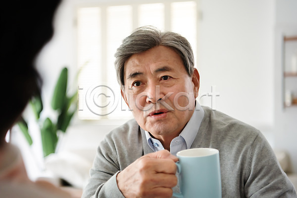 여유 휴식 60대 70대 남자 노년 노인만 두명 사람 여자 한국인 JPG 뒷모습 앞모습 포토 노부부 대화 들기 머그컵 부부 부부라이프 상반신 식탁 실내 실버(노인) 실버라이프 앉기 응시 집안 커피 컵