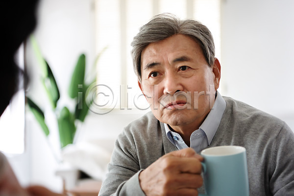 여유 60대 70대 남자 노년 노인만 두명 사람 여자 한국인 JPG 뒷모습 아웃포커스 앞모습 포토 노부부 대화 듣기 들기 머그컵 부부 부부라이프 상반신 실내 실버(노인) 실버라이프 앉기 응시 집안 찡그림 커피 컵