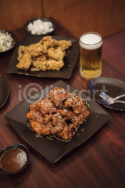 사람없음 JPG 포토 그릇 생맥주 소스(음식) 식당 실내 야식 오브젝트 치맥 치킨 치킨무 포크 후라이드치킨