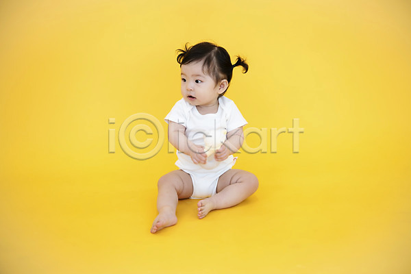 귀여움 보호 성장 천진난만 사람 아기 여자 여자아기한명만 한국인 한명 JPG 앞모습 포토 기저귀 노란배경 들기 생각 생명 스튜디오촬영 실내 앉기 응시 인형 장난감 전신
