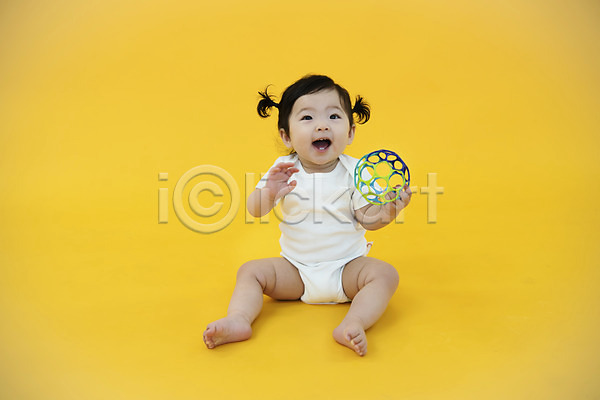 귀여움 보호 성장 즐거움 천진난만 사람 아기 여자 여자아기한명만 한국인 한명 JPG 앞모습 포토 공 기저귀 노란배경 놀기 들기 미소(표정) 생명 스튜디오촬영 실내 앉기 웃음 장난감 전신