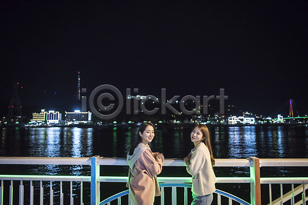 우정 즐거움 20대 두명 성인 성인여자만 여자 한국인 JPG 뒷모습 포토 관광지 국내여행 뒤돌아보기 미소(표정) 밤바다 봄 봄여행 상반신 서기 야간 야경 야외 여수 여행 우먼라이프 친구