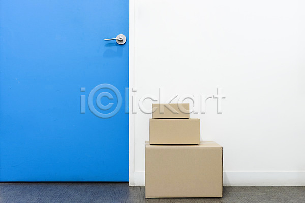 반가움 사람없음 JPG 포토 문 배송 사무실 상자 세개 실내 쌓기 종이상자 짐 택배 택배상자