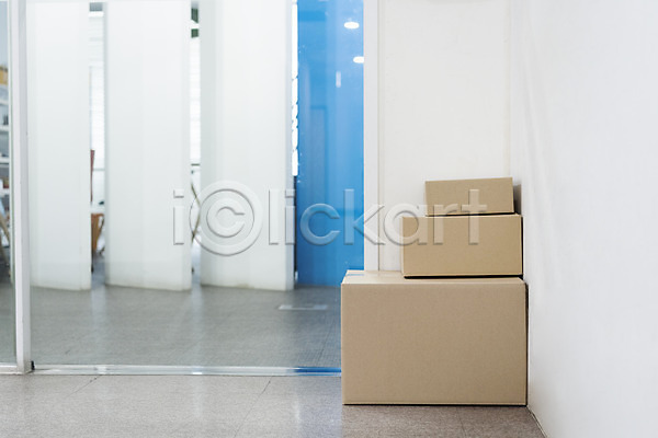 반가움 사람없음 JPG 포토 문 배송 사무실 상자 세개 실내 쌓기 종이상자 짐 택배 택배상자