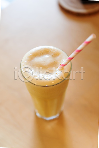 시원함 여유 휴식 사람없음 JPG 포토 하이앵글 망고주스 바나나주스 빨대 실내 얼음 여름(계절) 음료 잔 주스 컵 탁자 한잔