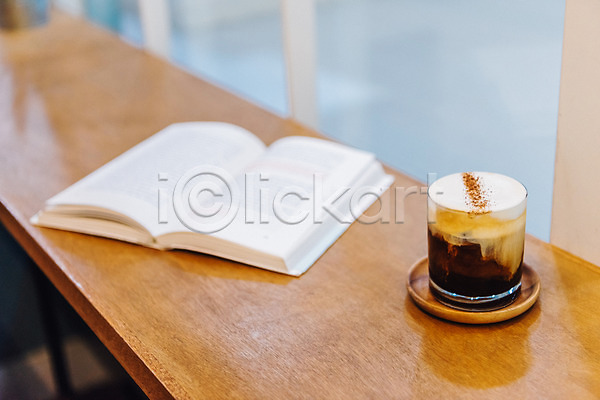 시원함 여유 휴식 사람없음 JPG 포토 독서 라떼 실내 얼음 여름(계절) 음료 잔 책 카페라떼 커피 컵 탁자 한잔