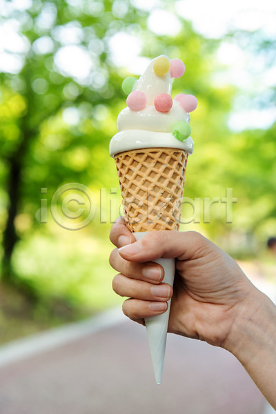 시원함 여유 차가움 휴식 사람 신체부위 JPG 포토 나무 들기 성남 손 아이스크림 야외 얼음 여름(계절) 잔 잡기 주간 컵 콘아이스크림