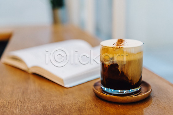 시원함 여유 휴식 사람없음 JPG 포토 라떼 실내 얼음 여름(계절) 음료 잔 책 커피 컵 크림 탁자