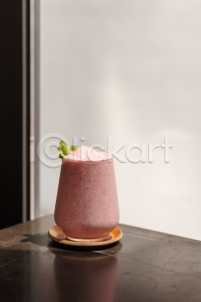 시원함 여유 휴식 사람없음 JPG 포토 딸기 라떼 모서리 실내 얼음 여름(계절) 잔 컵 탁자 햇빛