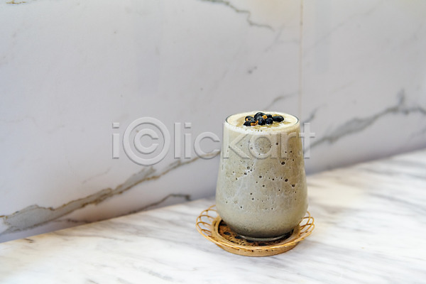 시원함 여유 휴식 사람없음 JPG 포토 검은콩 대리석 라떼 얼음 여름(계절) 잔 컵 탁자