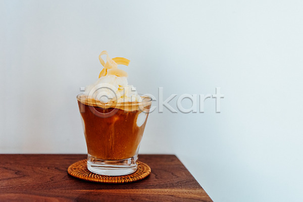 시원함 여유 휴식 사람없음 JPG 포토 나무 라떼 모서리 목재 아이스크림 얼음 여름(계절) 잔 커피 컵 탁자