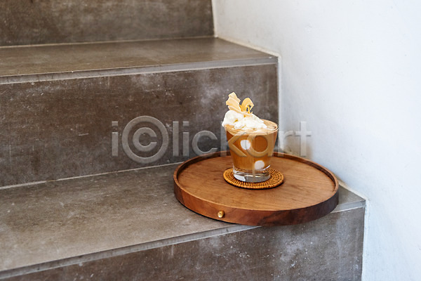 시원함 여유 휴식 사람없음 JPG 포토 계단 나무 라떼 아이스크림 야외 얼음 여름(계절) 잔 주간 커피 컵