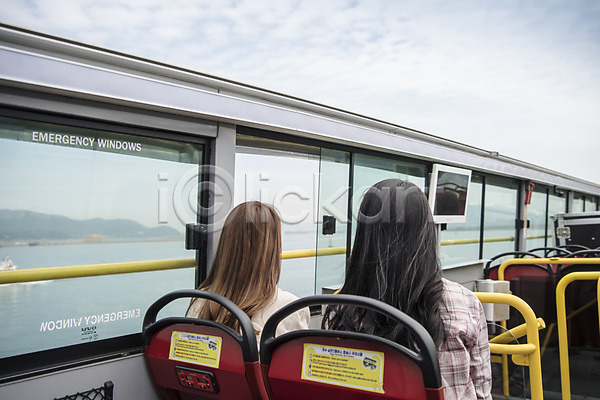 우정 즐거움 20대 두명 성인 성인여자만 여자 한국인 JPG 뒷모습 포토 관광지 국내여행 바다 봄 봄여행 상반신 시티투어 앉기 야외 여수 여행 우먼라이프 이층버스 주간 친구 하늘