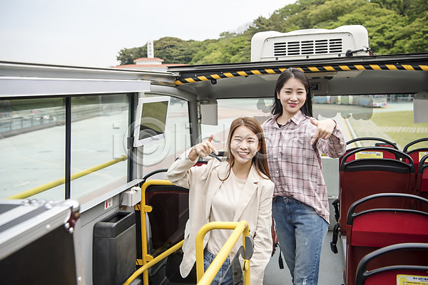 우정 즐거움 20대 두명 성인 성인여자만 여자 한국인 JPG 앞모습 포토 가리킴 관광지 국내여행 미소(표정) 봄 봄여행 상반신 서기 시티투어 야외 여수 여행 우먼라이프 이층버스 주간 친구