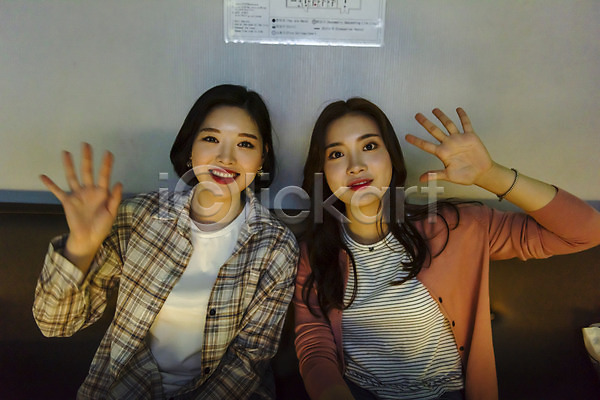 우정 즐거움 20대 두명 성인 성인여자만 여자 한국인 JPG 앞모습 포토 노래방 미소(표정) 상반신 손인사 스트레스해소 실내 앉기 인싸 친구 코인노래방