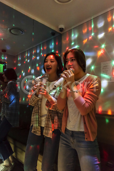 우정 즐거움 20대 두명 성인 성인여자만 여자 한국인 JPG 앞모습 포토 노래 노래방 듀엣 들기 마이크 미소(표정) 상반신 서기 스트레스해소 실내 인싸 친구 코인노래방