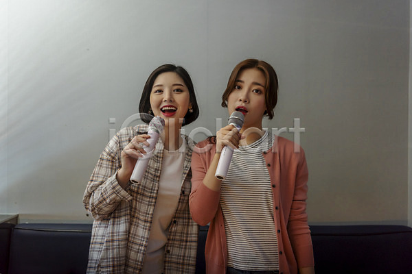 우정 즐거움 20대 두명 성인 성인여자만 여자 한국인 JPG 앞모습 포토 노래 노래방 듀엣 들기 마이크 미소(표정) 상반신 서기 스트레스해소 실내 인싸 친구 코인노래방
