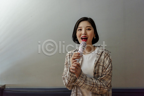즐거움 20대 성인 성인여자한명만 여자 한국인 한명 JPG 앞모습 포토 노래 노래방 들기 마이크 미소(표정) 상반신 서기 스트레스해소 실내 열창 인싸 코인노래방 혼코노