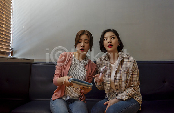 우정 즐거움 20대 두명 성인 성인여자만 여자 한국인 JPG 앞모습 포토 노래방 들기 리모컨 마이크 상반신 스트레스해소 실내 앉기 응시 인싸 친구 코인노래방