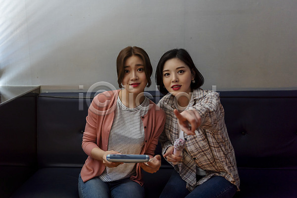 우정 즐거움 20대 두명 성인 성인여자만 여자 한국인 JPG 앞모습 포토 가리킴 노래방 들기 리모컨 마이크 상반신 스트레스해소 실내 앉기 인싸 친구 코인노래방