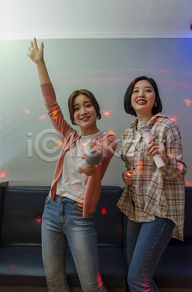 우정 즐거움 20대 두명 성인 성인여자만 여자 한국인 JPG 앞모습 포토 노래 노래방 듀엣 들기 마이크 상반신 서기 손들기 스트레스해소 실내 인싸 춤 친구 코인노래방
