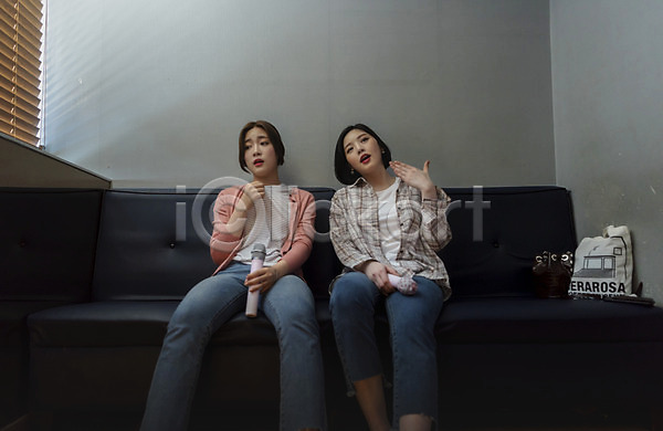 우정 즐거움 피곤 20대 두명 성인 성인여자만 여자 한국인 JPG 앞모습 포토 노래방 더위 들기 마이크 상반신 스트레스해소 실내 앉기 인싸 친구 코인노래방 힘듦