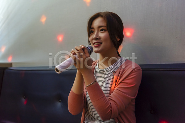 열정 즐거움 20대 성인 성인여자한명만 여자 한국인 한명 JPG 앞모습 포토 노래 노래방 들기 마이크 상반신 스트레스해소 실내 앉기 열창 인싸 코인노래방 혼코노