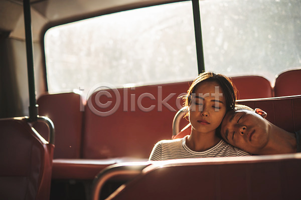 즐거움 20대 남자 두명 사람 성인 성인만 여자 한국인 JPG 앞모습 포토 기댐 내린천 눈감음 레저 레포츠 버스 상반신 스포츠 앉기 액티비티 야외 여름(계절) 주간 커플