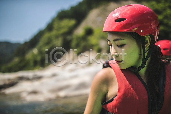 즐거움 20대 30대 사람 성인 성인여자한명만 여자 한국인 한명 JPG 앞모습 포토 구명조끼 급류타기 내린천 레저 레포츠 상반신 스포츠 아래 액티비티 야외 여름(계절) 응시 주간 헬멧