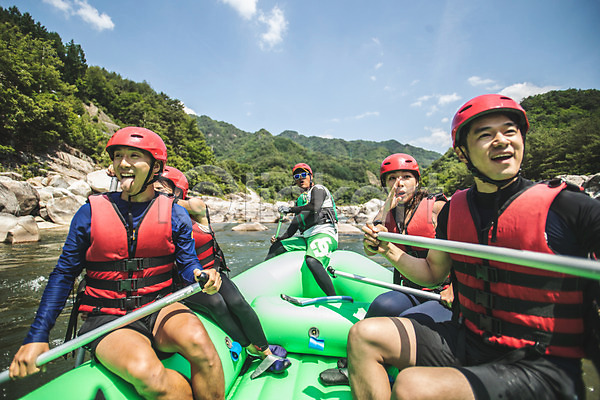 즐거움 20대 30대 남자 사람 성인 성인만 여러명 여자 한국인 JPG 앞모습 포토 고무보트 구명조끼 급류타기 내린천 노(배의노) 레저 레포츠 미소(표정) 상반신 스포츠 앉기 액티비티 야외 여름(계절) 응시 전신 주간 친구 커플 헬멧