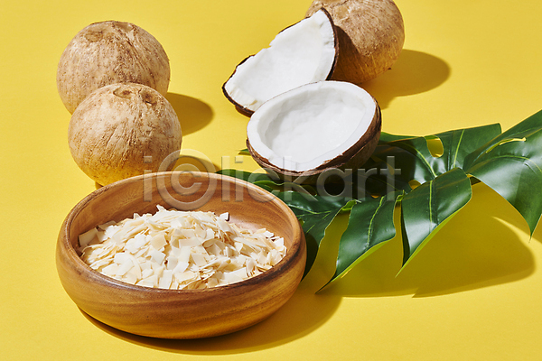 사람없음 JPG 포토 나무그릇 노란배경 스튜디오촬영 실내 열대과일 열대잎 칩(음식) 코코넛
