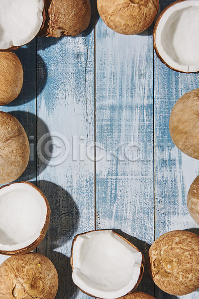 사람없음 JPG 포토 하이앵글 나무배경 스튜디오촬영 실내 열대과일 코코넛 파란배경 프레임