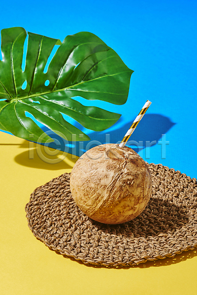 사람없음 JPG 포토 노란배경 빨대 스튜디오촬영 실내 열대과일 열대잎 코코넛 코코넛주스 테이블매트 파란배경